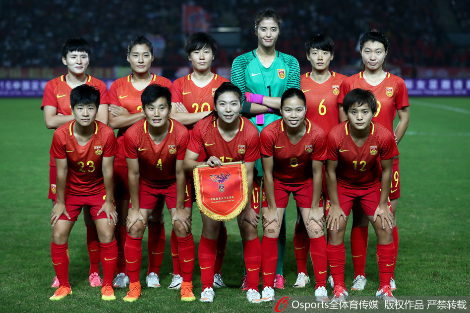  阿森纳女足三冠王庆典，男足联动创历史时刻  